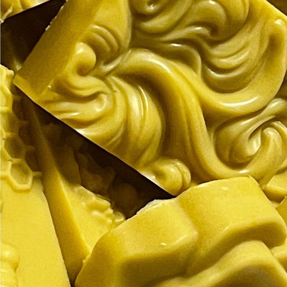 Moisturizes skin reduces dark spots improves skin elasticity